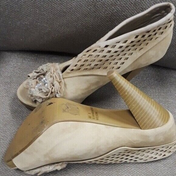 𝅺BKE The Buckle Womens Sole Peep Toe Heels Size 8 Taupe Suede Laser Cut Booties - Picture 4 of 5